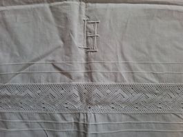 Feiner antiker Kissenbezug mit Monogramm und Spitzeneinsatz