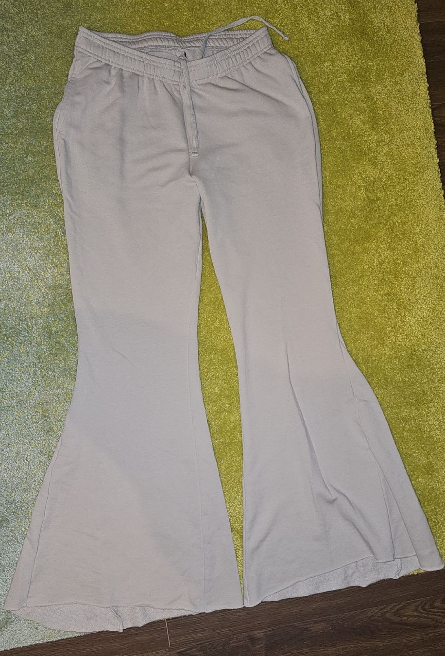 Pantaloni: Trendige Schlag- Stoff- Trainerhose, hellbeige, Grösse M/38 – Usato da Horgen venduto da ste_sy7h