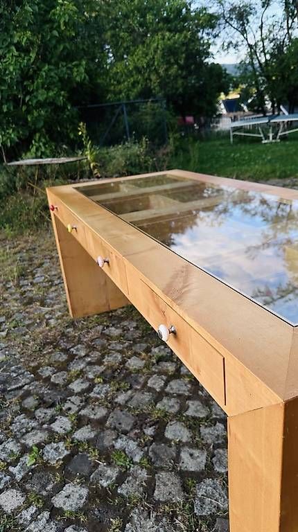 Vetrine: Tisch mit Schubladenvitrinen  – Usato da Niederweningen venduto da inf_wb6v
