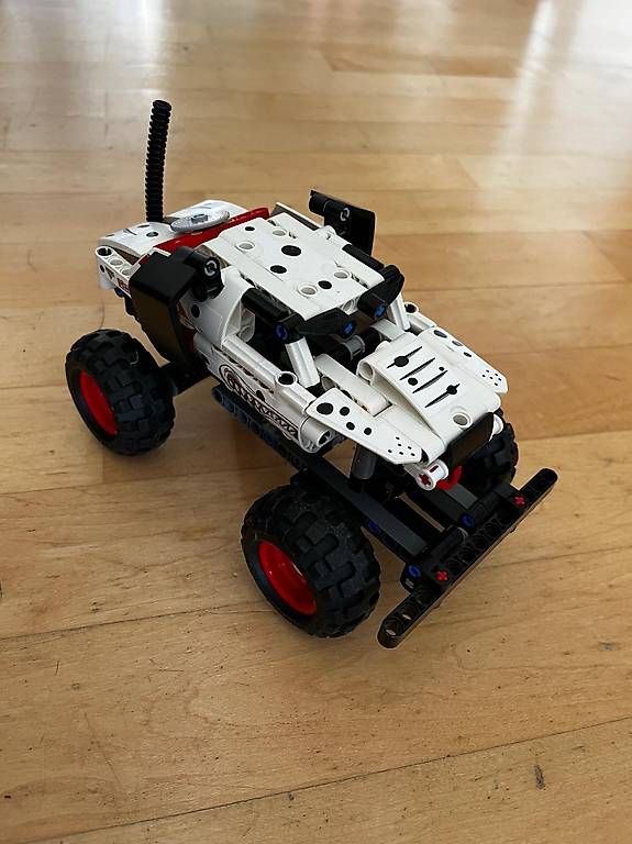 Baukästen: Lego Technic Monstertruck "Monster Jam Mutt Dalmatian" – Gebraucht aus Männedorf von livingdream 1