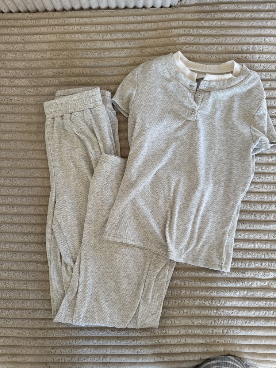 Maglioni & Felpe: Grauer Loungewear Anzug – Usato da Winterthur venduto da Flomiverse 1