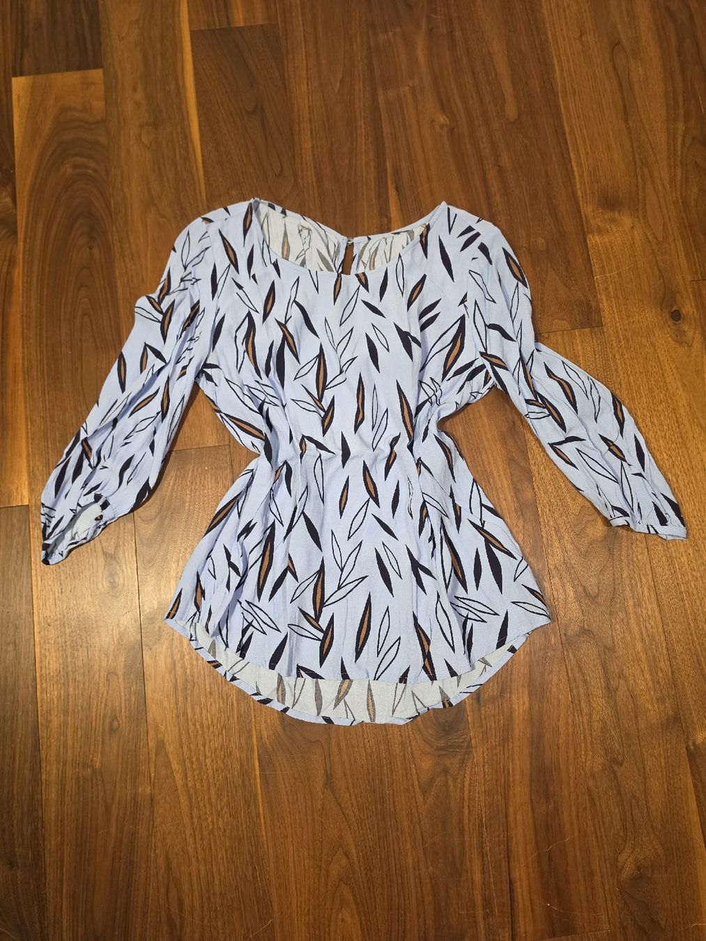 Chemisiers: Damen Bluse hellblau mit Blattmuster Grösse M – D'occasion à Häfelfingen par carii