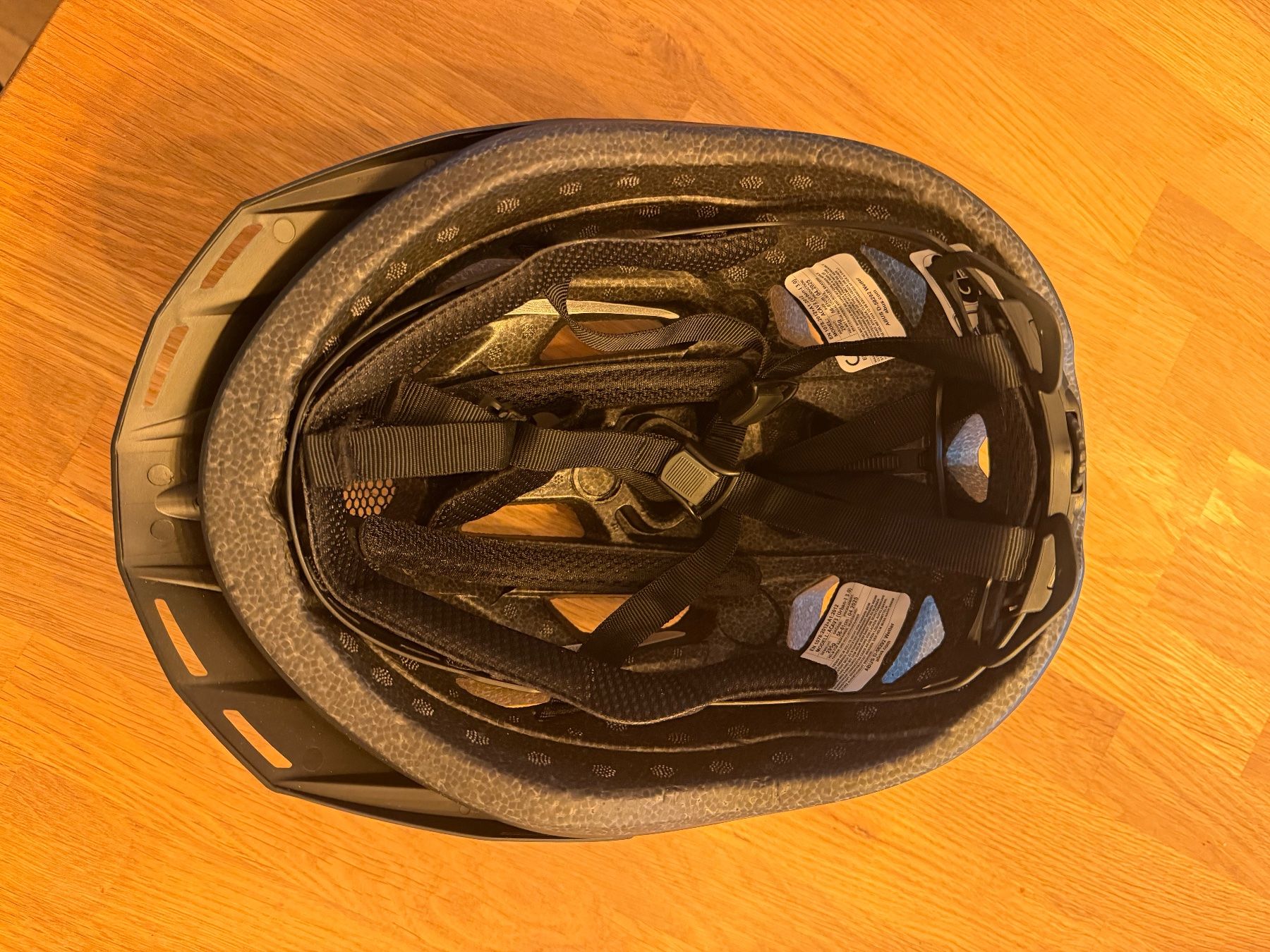 Caschi: Fahrradhelm Abus schwarz matt mit Licht. – Nuovo (secondo la descrizione) da Burgdorf venduto da Amiir83 2