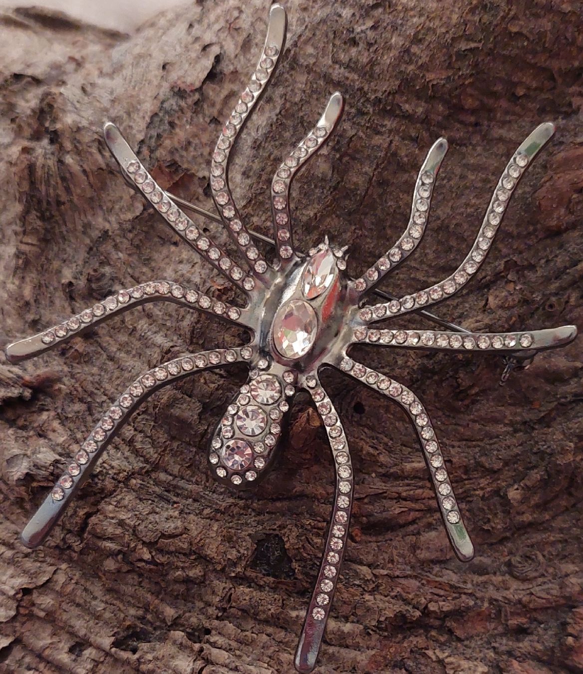 Broches & Aiguilles: Grosse Brosche Spinne Strass silberfarben – Neuf (Voir description) à Oberwil BL par Hunajakakku