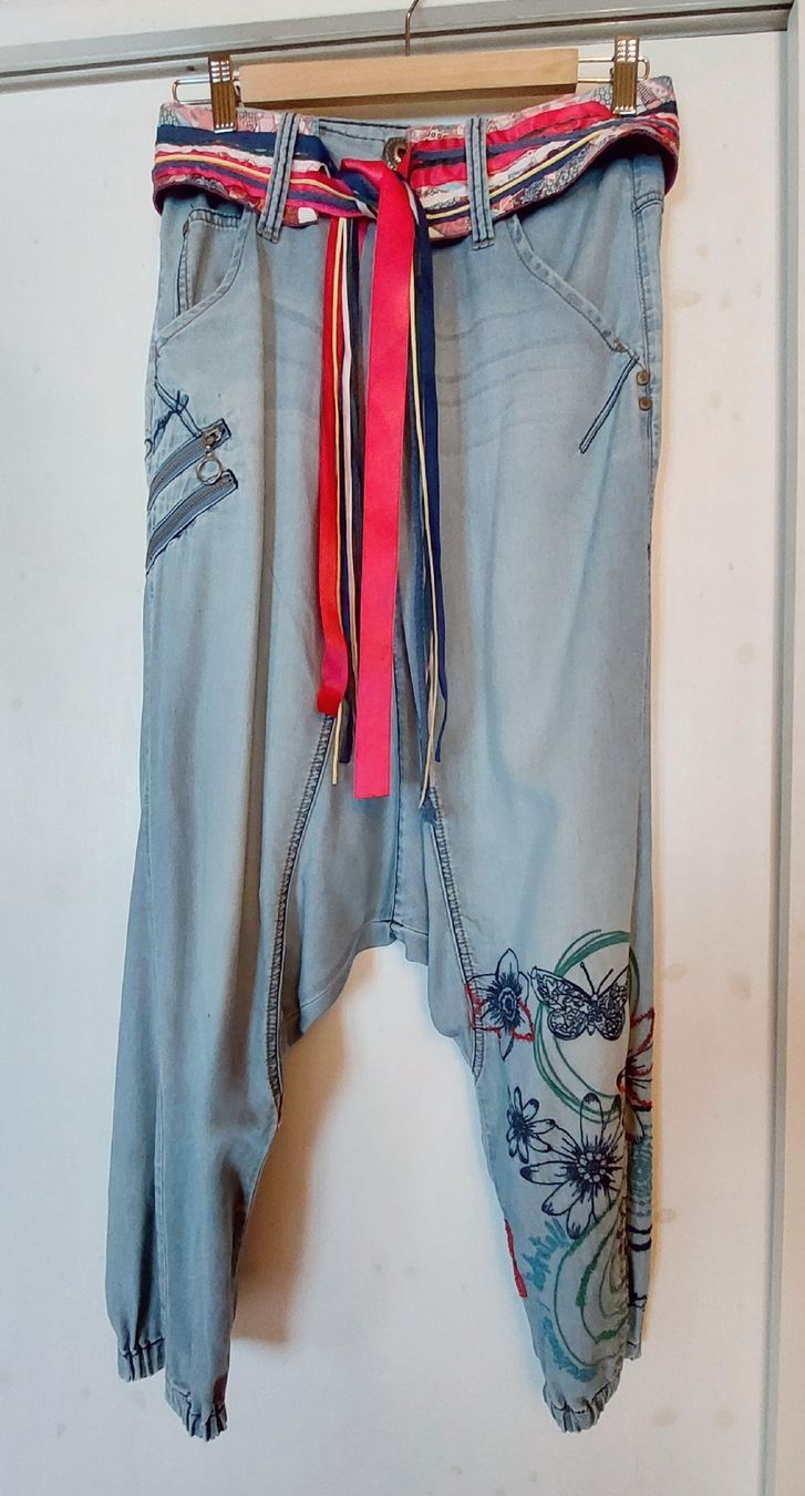 Desigual Pantaloni: Desigual Hose – Usato da Brunnen venduto da CHOUCHOU. 1