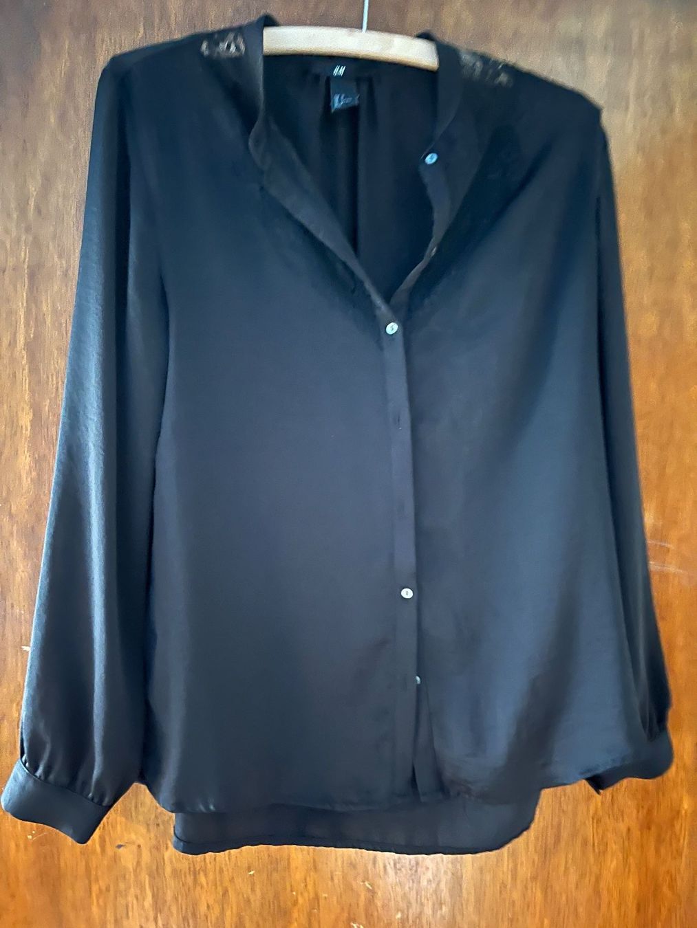 H&M Blusen: schwarze Bluse mit Spitzeneinsätzen – Gebraucht aus Würenlos von Schnudi10