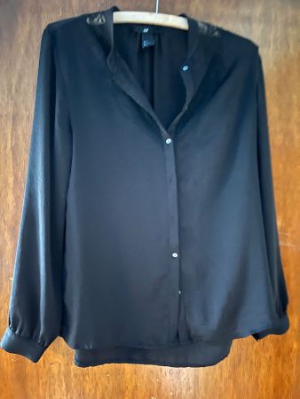 schwarze Bluse mit Spitzeneinsätzen