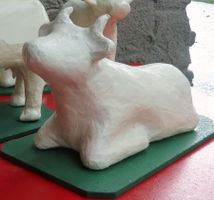 Kühe aus Pappmaché zum selber bemalen