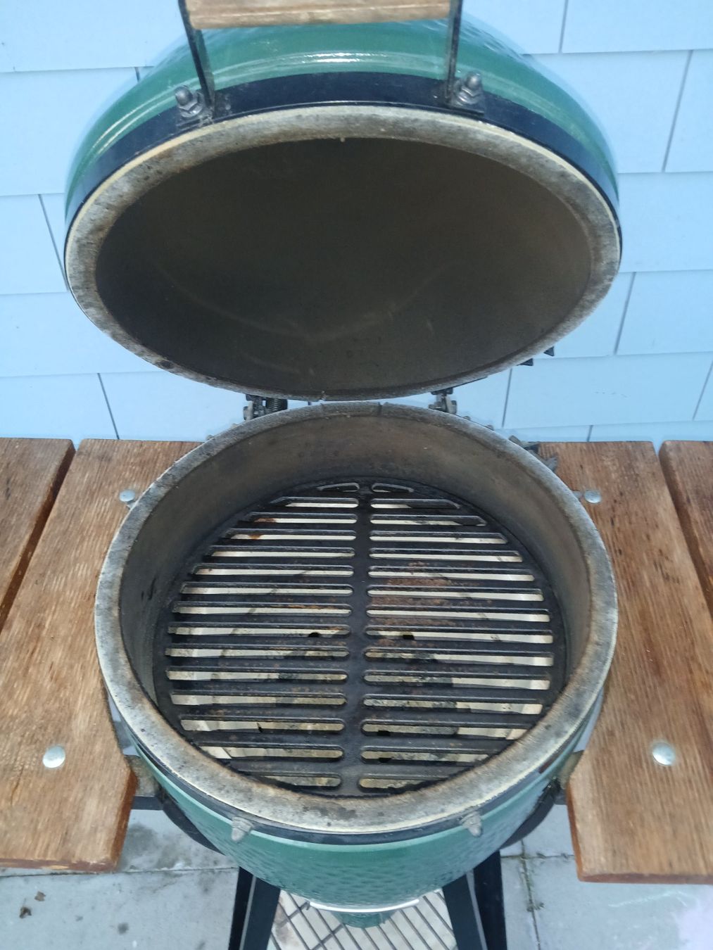 Big Green Egg Griglie: Big Green Egg Small Keramikgrill mit Rollen – Usato da Grosswangen venduto da Weidhof6 1