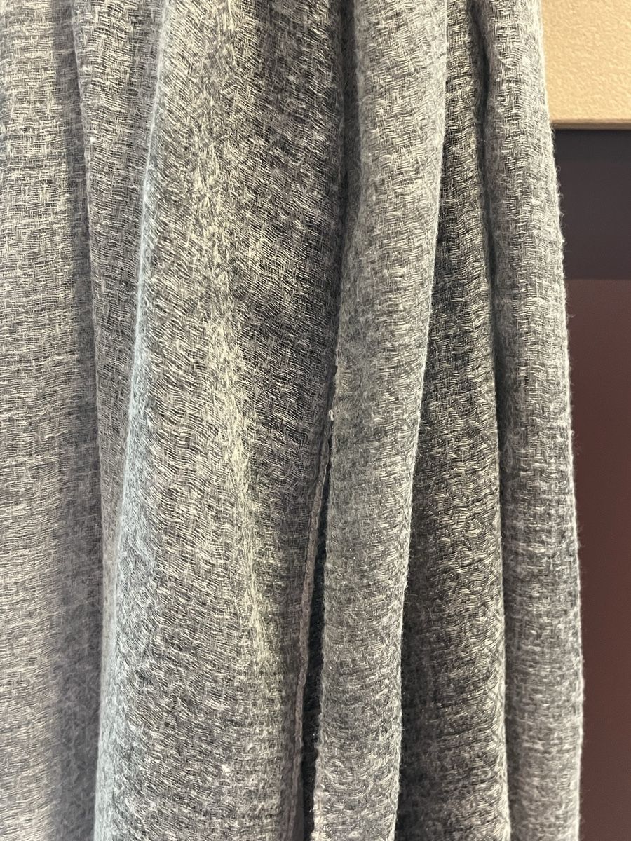 Foulard & Sciarpe: Écharpe grise avec franges mélange viscose polyester – Usato da St. Prex venduto da Nikolletta 4