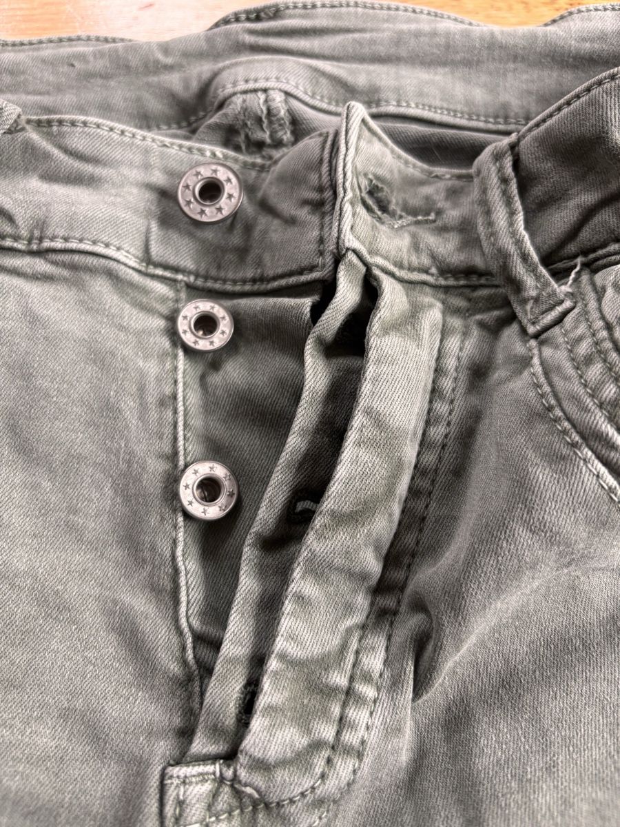 Pantaloni: Damenhose mit Nieten Grösse S – Usato da Arbon venduto da Langbretterer 2