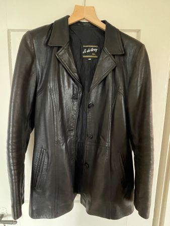 Figurbetonte Lederjacke schwarz klassischer Schnitt