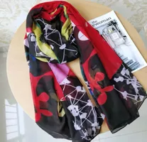 Jolie écharpe neuve DESIGUAL/ SVP LISEZ bien le texte