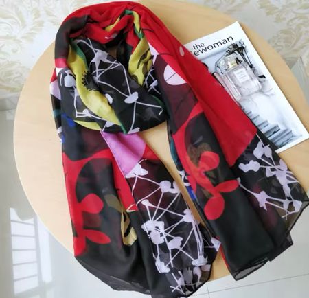 Jolie écharpe neuve DESIGUAL/ SVP LISEZ bien le texte