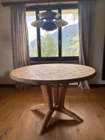 Runder Holztisch