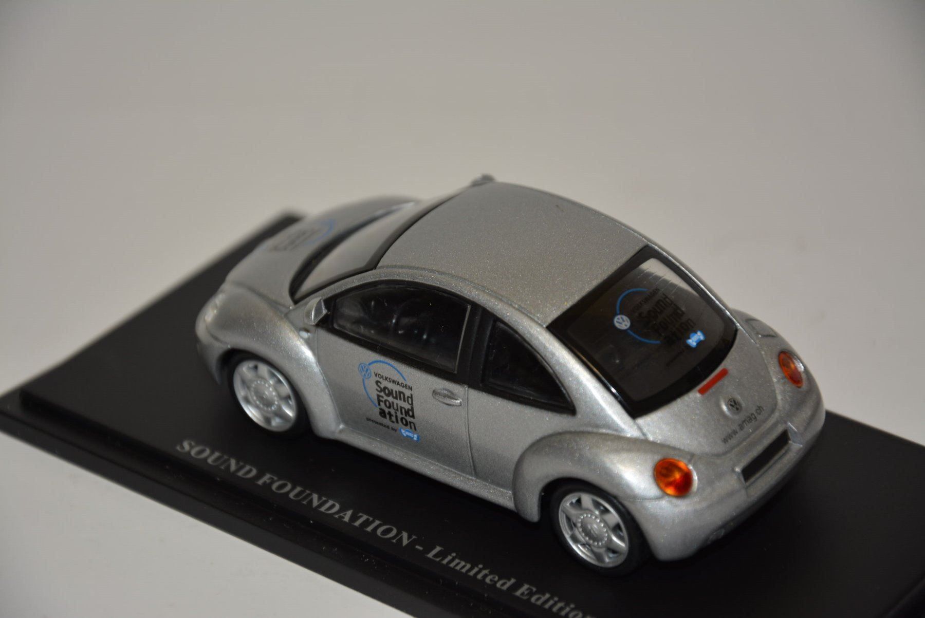 Volkswagen Modellini d'auto: VW New Beetle Sound Foundation , 1:43 – Nuovo e nell'imballaggio originale da Goldach venduto da Feivel9 8