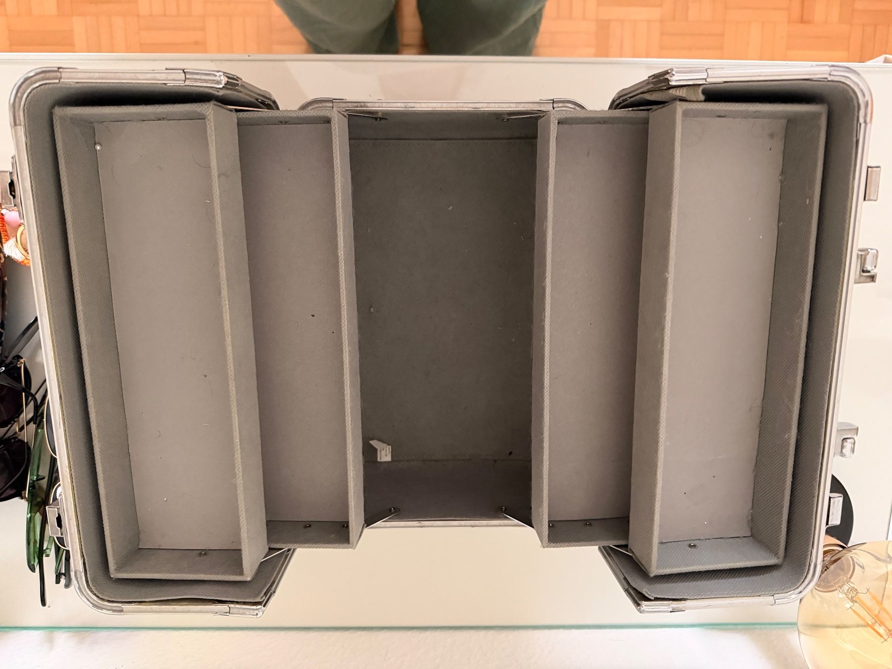 Valigie: Kosmetikkoffer Aluminium silber mit Fächern gebraucht – Usato da Zürich venduto da S.Circhetta 2