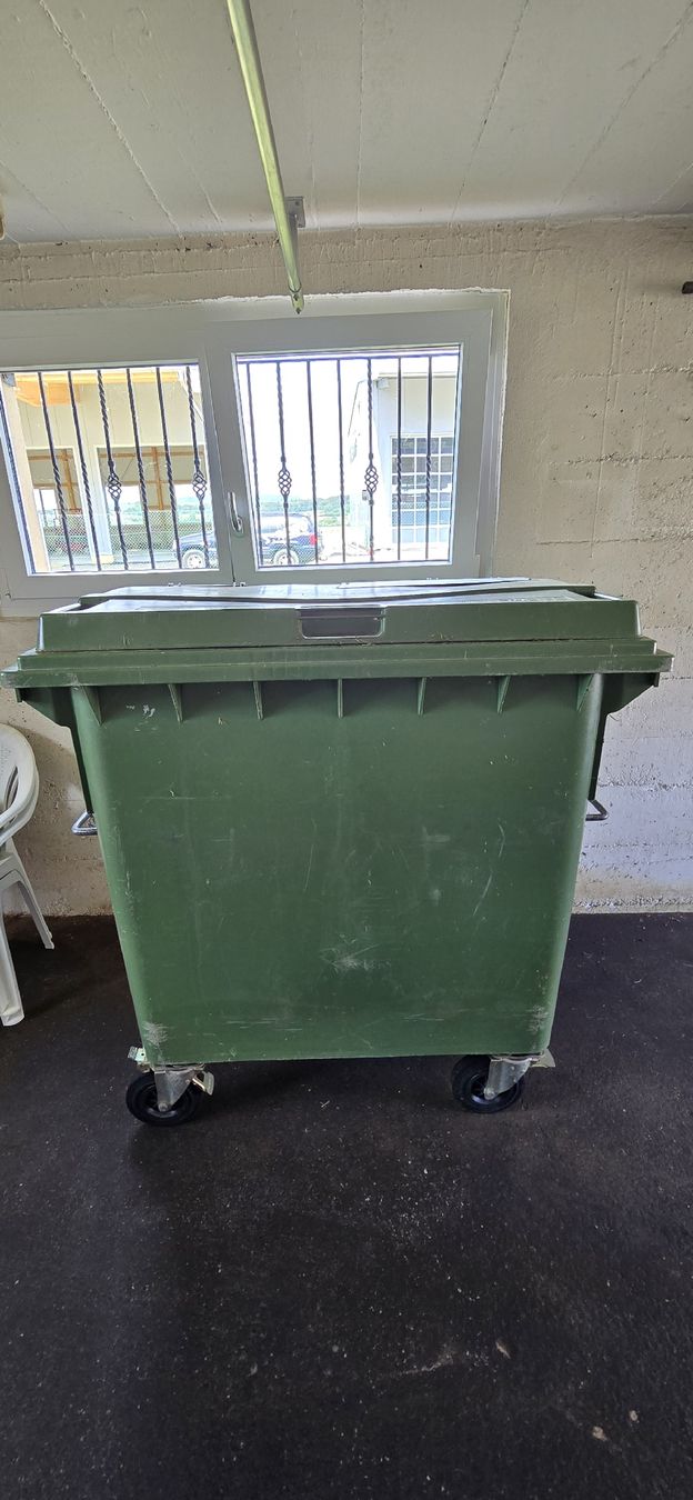Autres: Grüngut Container 800Liter  – D'occasion à Waltenschwil par riggeli61