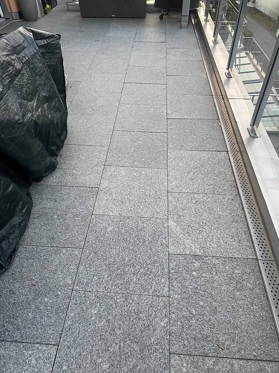 Rivestimenti per pavimenti: Granit Natursteinplatten zu verkaufen – Usato da Kriens venduto da Kneubi4 1