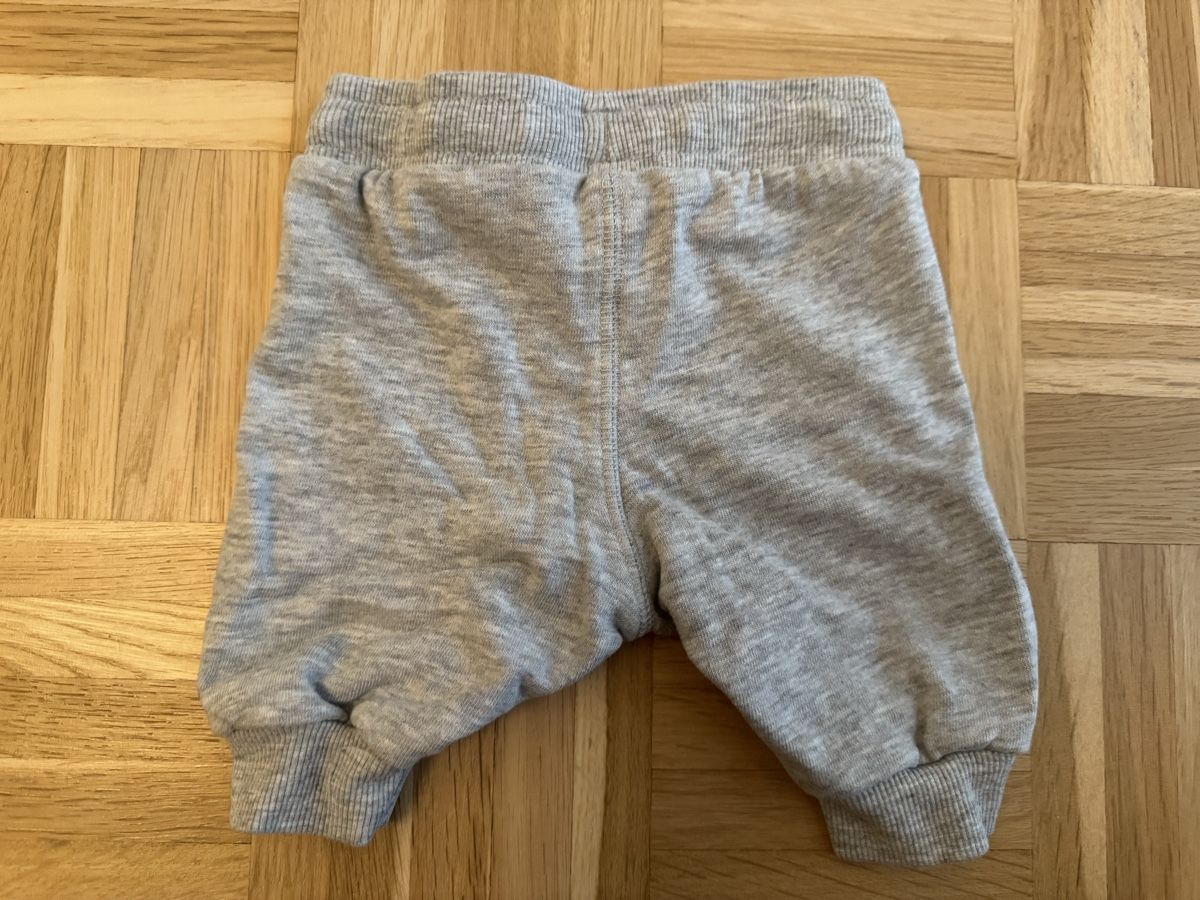 Hosen: H&M Baby Jogginghose, Grösse 56, Grau – Gebraucht aus St. Gallen von kara_24 1