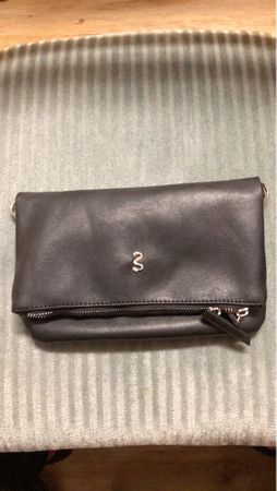 Schicke Handtasche in Schwarz mit Silbernem Detail – Neu