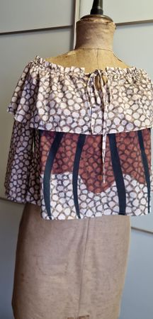 Sommerliche Carmenbluse mit Muster - Grösse M