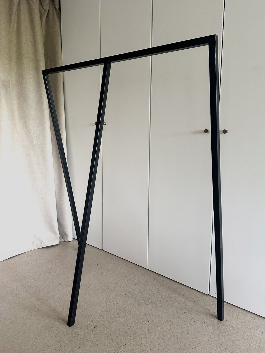 Hay Guardaroba: Design Garderobe Kleiderständer HAY Loop Stand (gross) – Usato da Kirchdorf AG venduto da cameoayiana 1