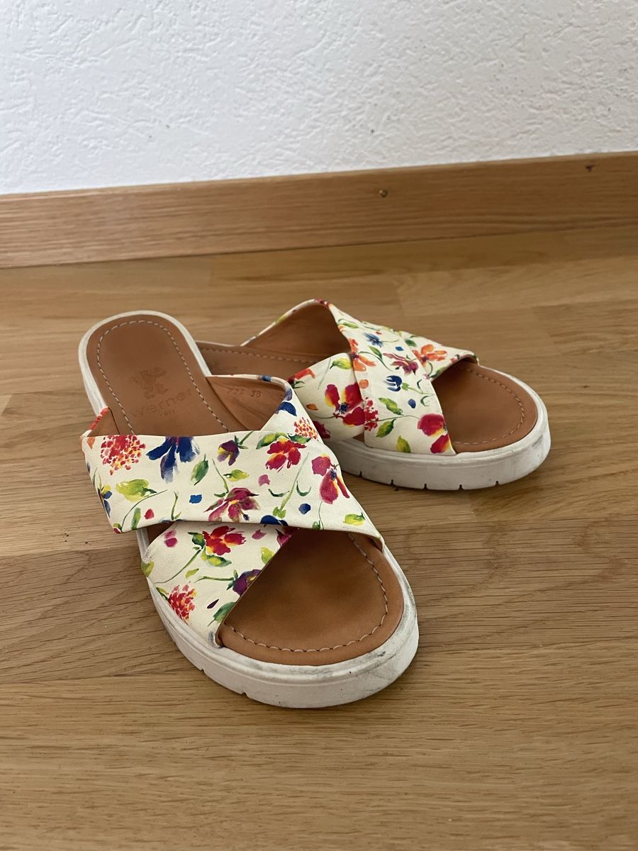 Scarpe da donna: sommerliche Sandalen mit Blumenmuster – Usato da Bern venduto da joelle.fuchs
