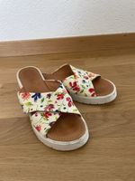sommerliche Sandalen mit Blumenmuster