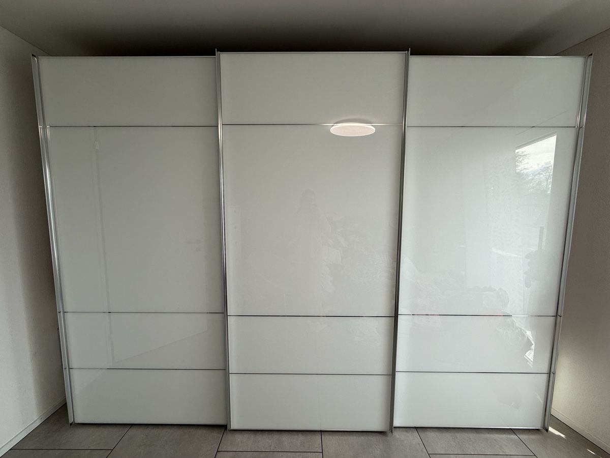 Schränke: Moderner Kleiderschrank mit Schiebetüren & Glasfront – Neu (gemäss Beschreibung) aus Lengnau BE von aya_2tvj