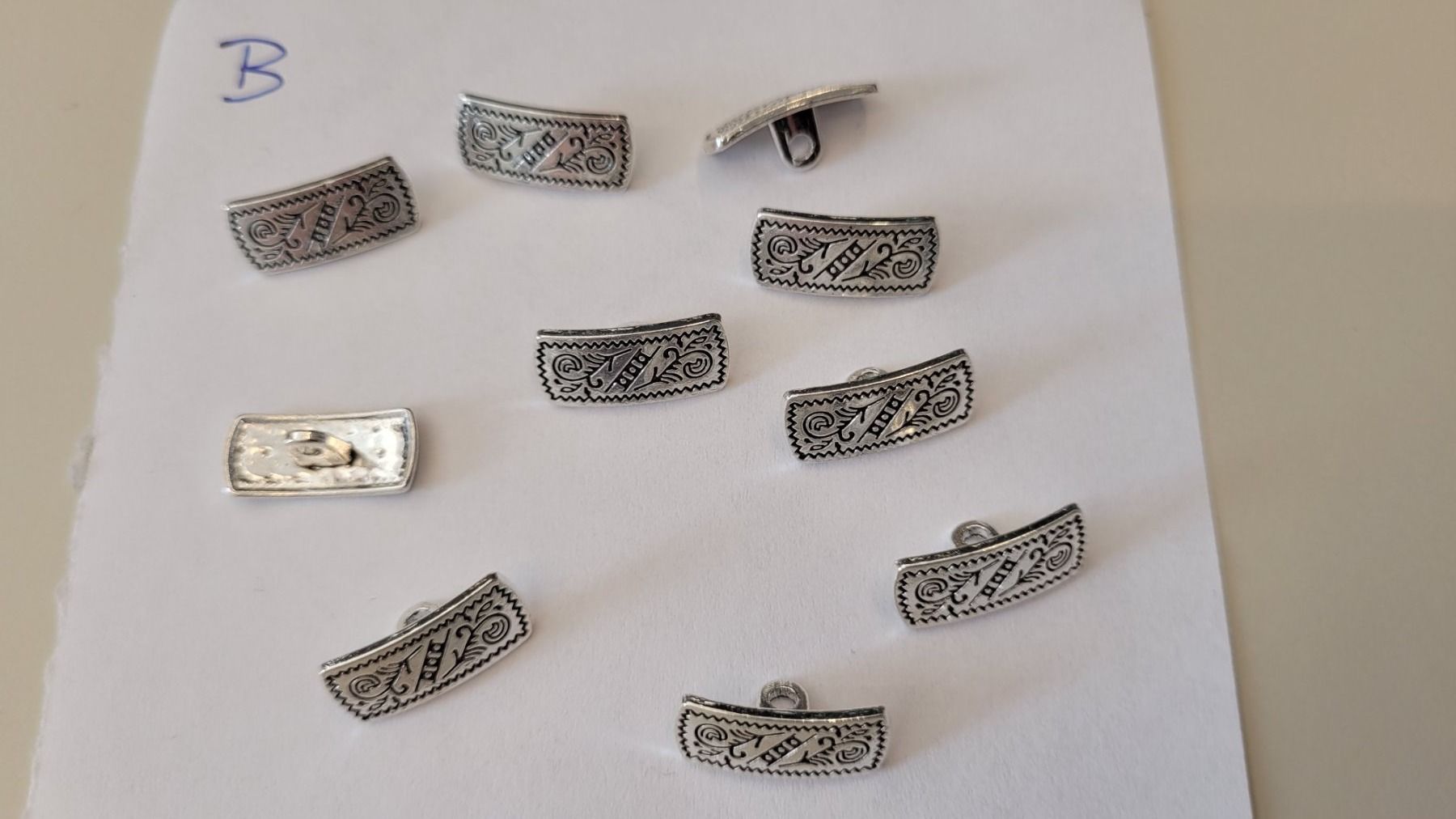 Bottoni: 10 boutons rectangles – Nuovo e nell'imballaggio originale da Saxon venduto da Sebdem 1