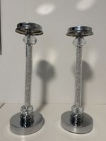 2 elegante Kerzenständer in Silber-Optik mit Kristall-Dekor.