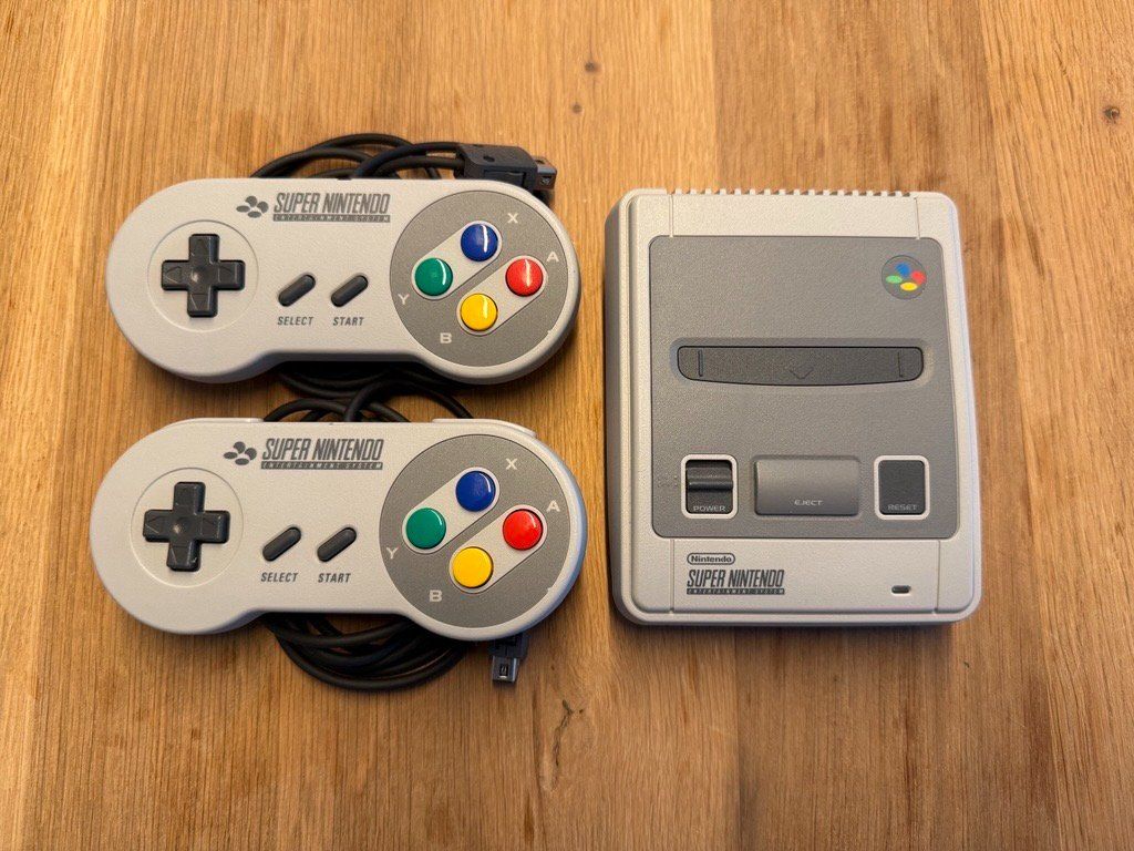 Nintendo Konsolen: Super Nintendo Mini inkl. 2 Controller – Neu (gemäss Beschreibung) aus Eschenbach SG von