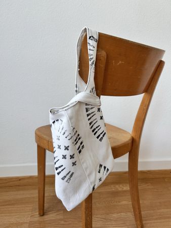 Denim Täschli Bag weiss mit Fussprints handmade