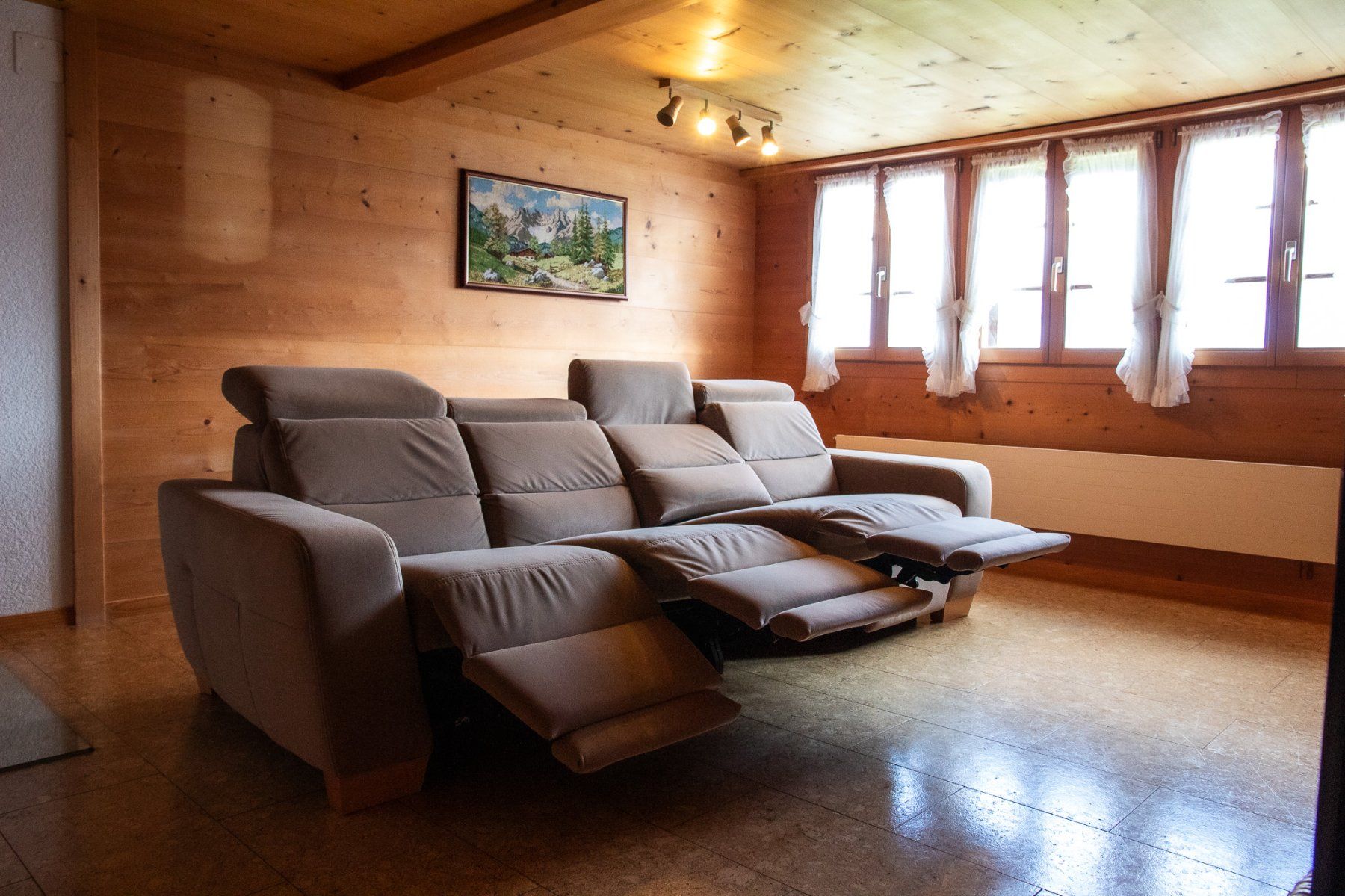 Sofas: SOFA / 4-Sitzer Relaxsofa mit elektrischer Verstellung – Gebraucht aus Hasliberg Wasserw von Tan. 1
