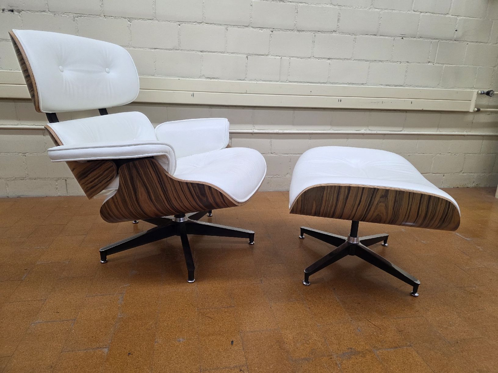 Poltrone: Designer Lounge Chair mit Ottoman Eames Leder weiss – Usato da Lichtensteig venduto da Usedinstorecom 7