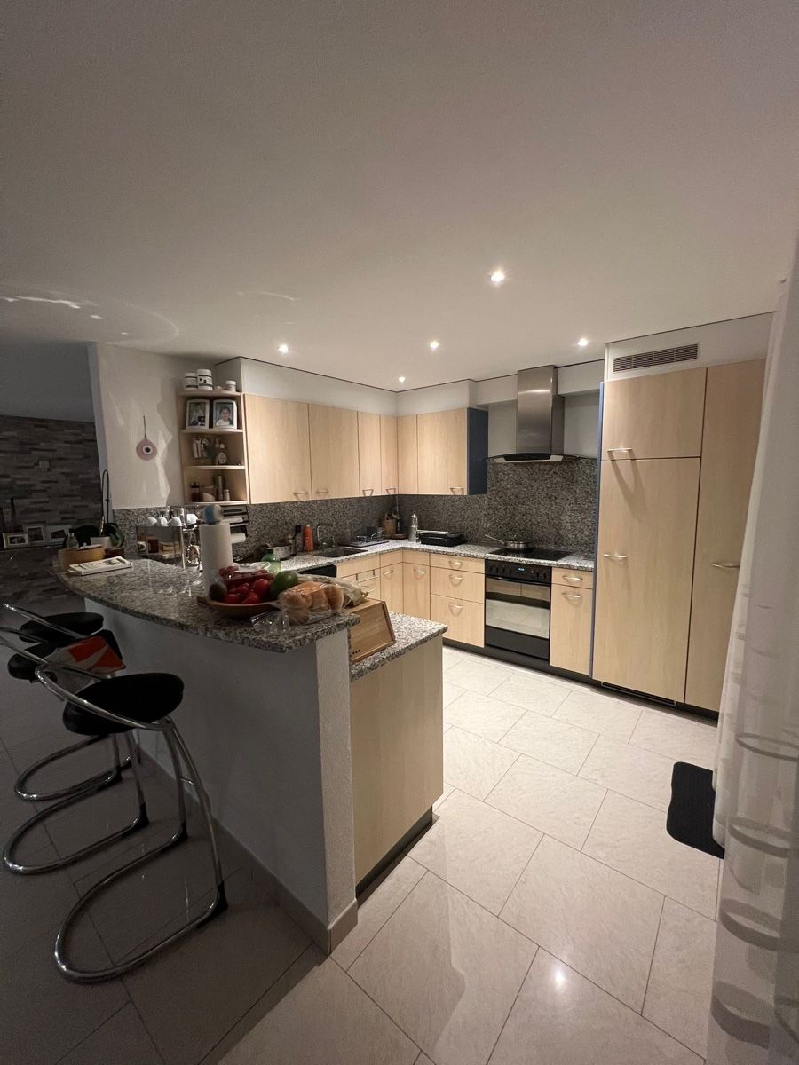 Cucine complete: Top Einbauküche mit Geräten, U-Form, Holzfronten, Granit – Usato da Elsau venduto da yad_7chf 1