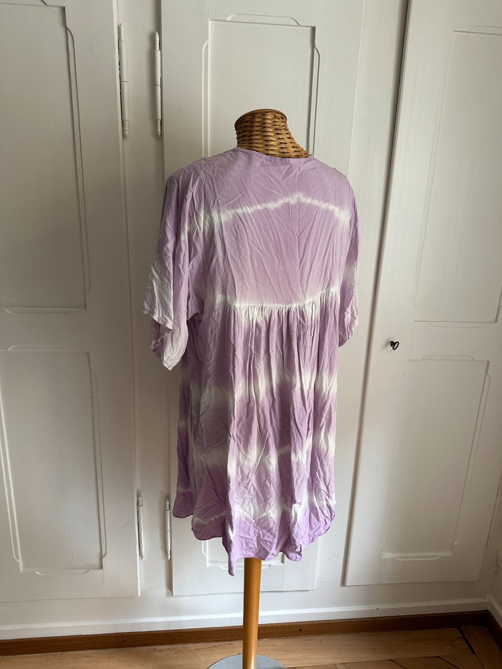 Tuniques: Batik Tunikakleid lila-weiss M – D'occasion à Zürich par Diazaio 2