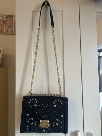 Borsa Michael Kors nera in pelle con catena dorata 