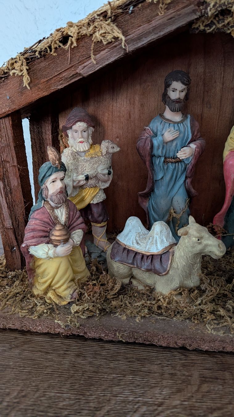 Tutte le decorazioni: Weihnachtskrippe mit Figuren und Stall – Usato da Thun venduto da Pizzamike 1