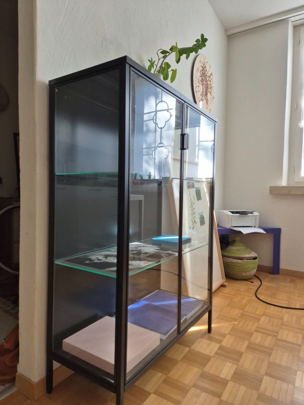 Ikea Armoires miroirs: IKEA RUDSTA glass cabinet/vitrine – D'occasion à Zürich par MoPoMo 1