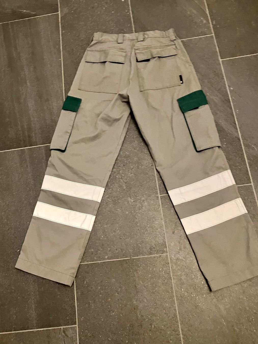 Pantaloni: Arbeitshose Kinder  Gr.44 – Usato da Bettwiesen venduto da Zustand57 1