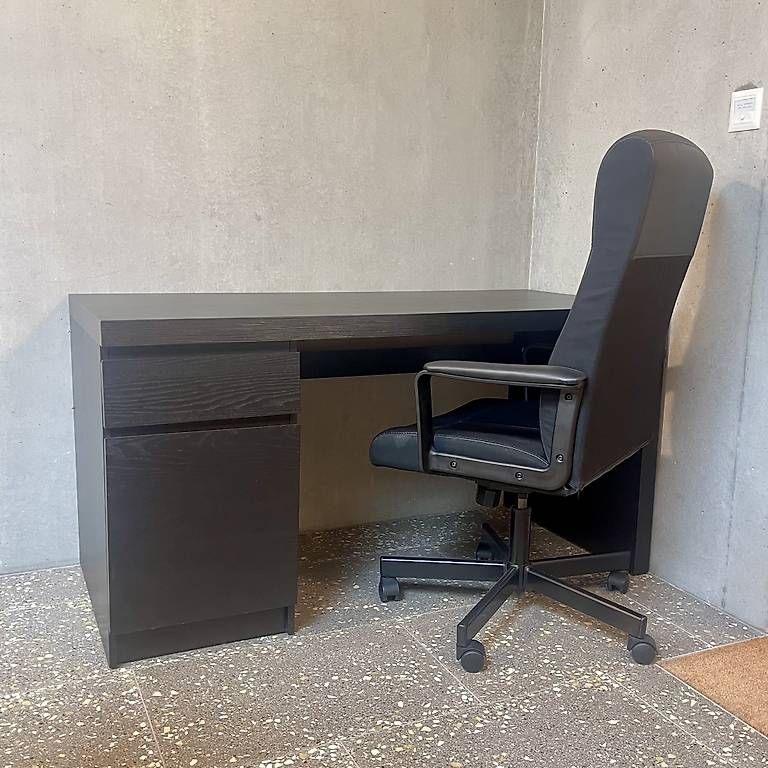 Scrivanie: Bureau et chaise en très bon état  – Usato da Thônex venduto da YanYan