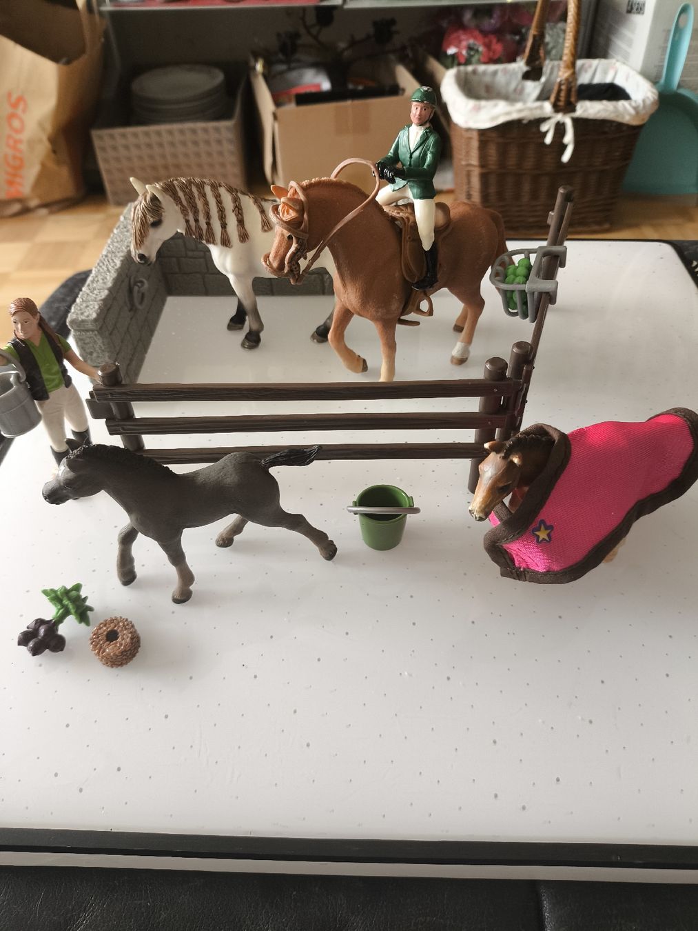 Schleich Giocattoli: Lot Schleich Pferde und Material – Usato da Gipf-Oberfrick venduto da hituliina 4