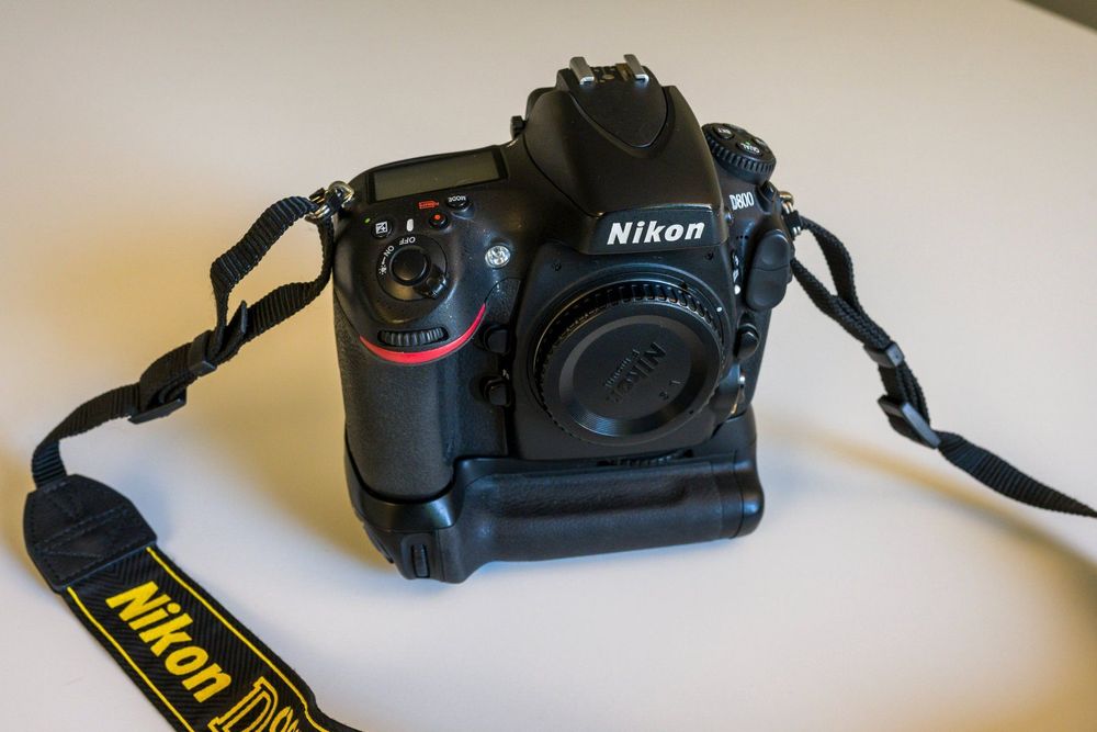 DSTE Batteriegriff MB-D12 Für Nikon D800/D810/D800E/D800S - Mit 2x EN-EL15 Akkus & IR-Fernbedienung