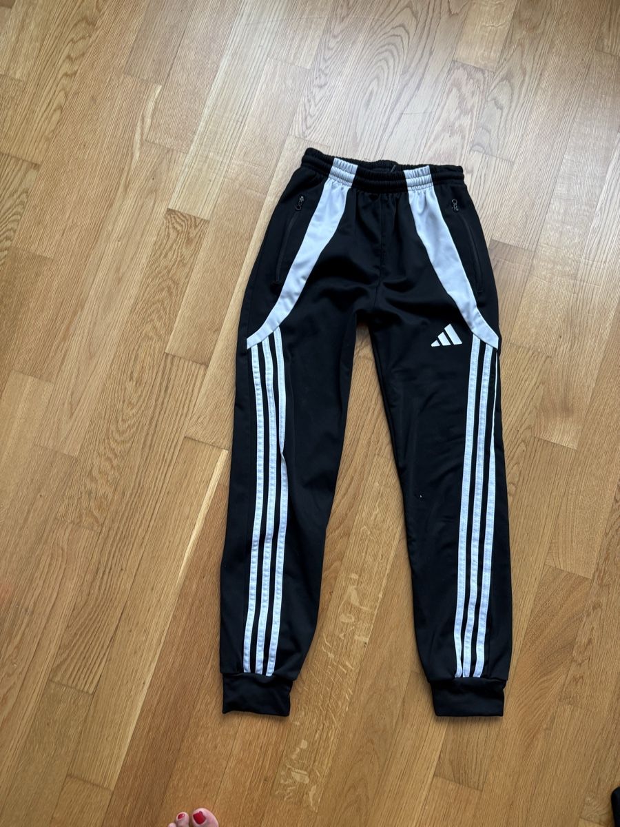 Adidas Pantaloni: Adidas Hosen Gr. 140 – Usato da Winterthur venduto da Baby117