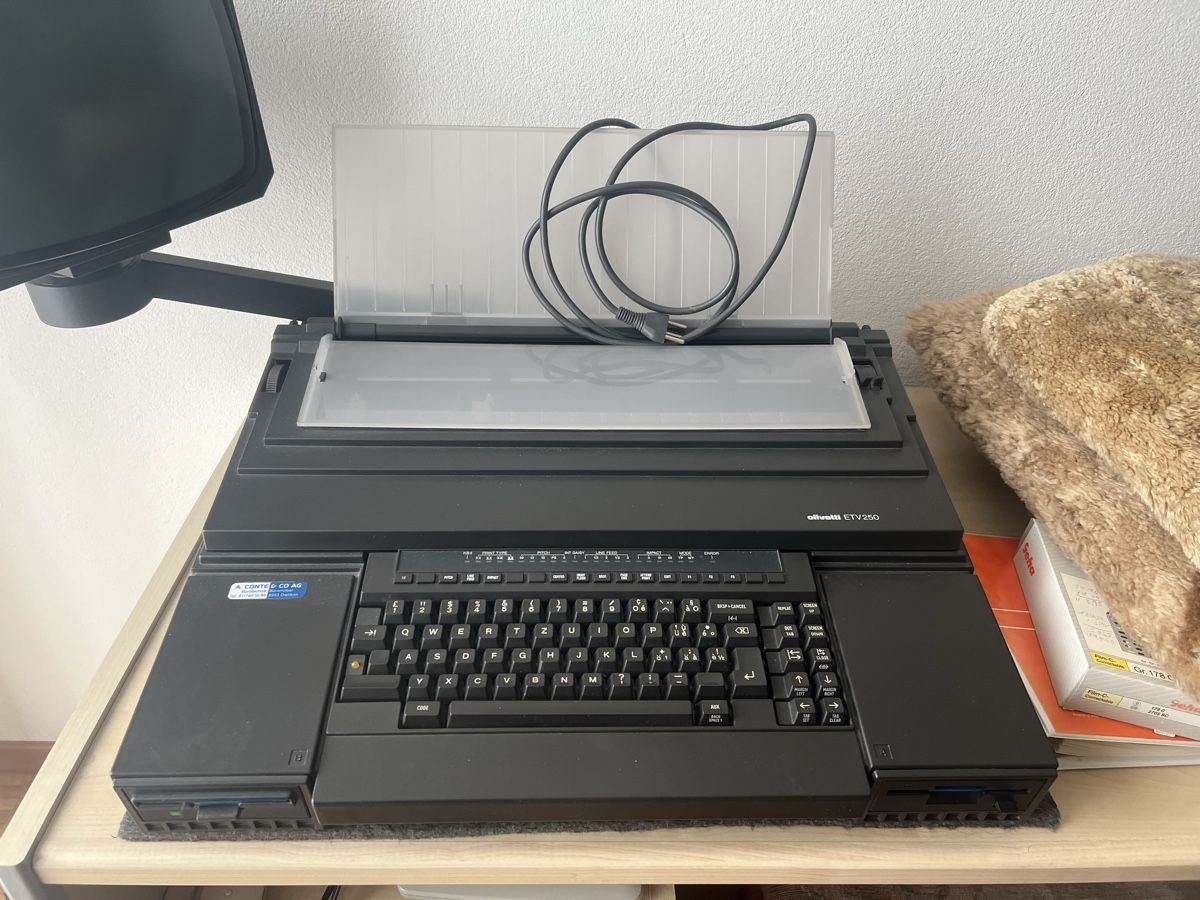 Olivetti Schreibmaschinen: Olvetti ETV 250 – Gebraucht aus Zürich von  1