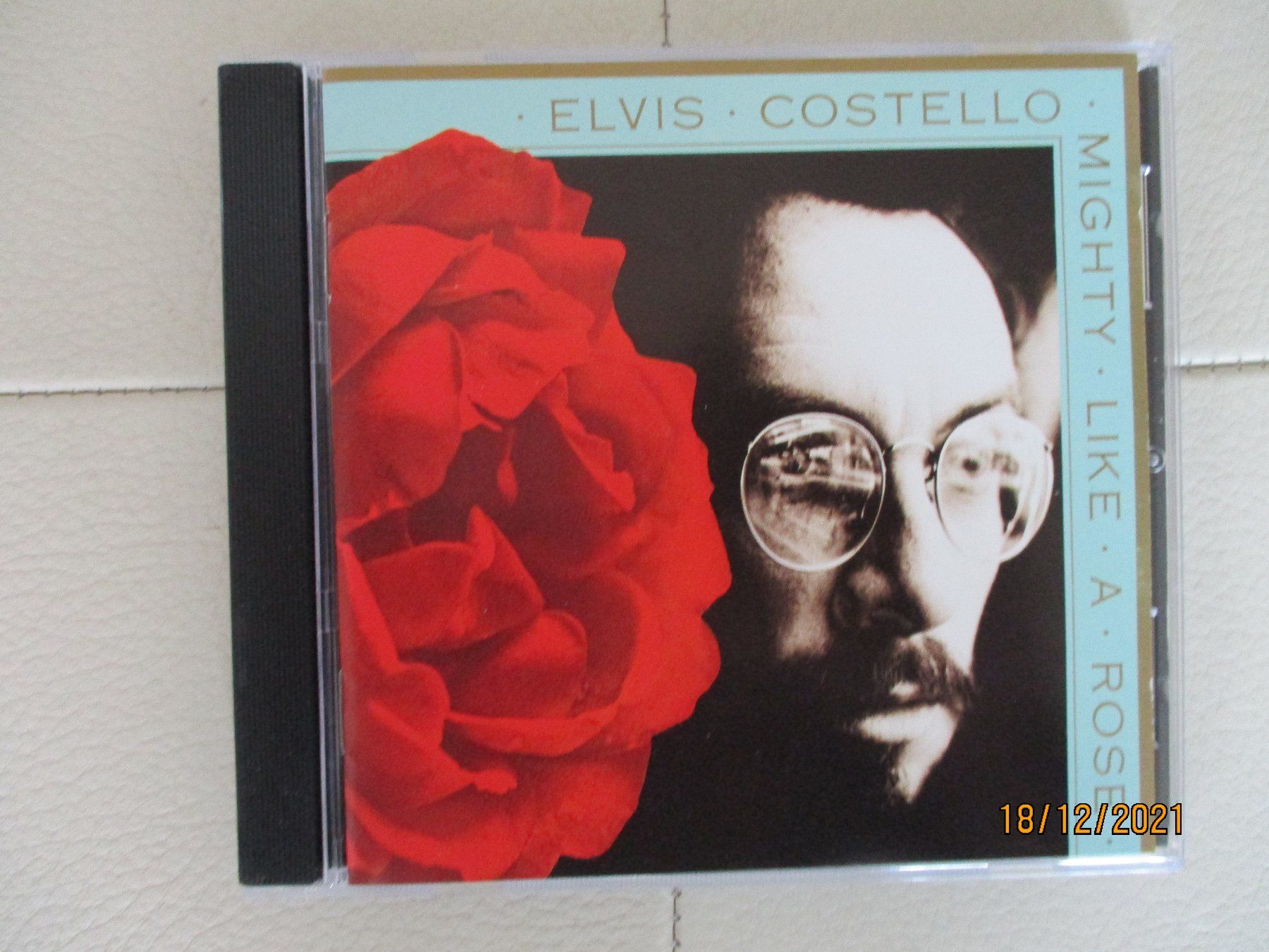 CD: Elvis Costello --  Mighty Like A Rose – Usato da Liestal venduto da Disc-Point