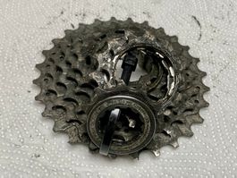 Cassette Shimano HyperGlide / 8 vitesses / 11 - 28T / 265 g.