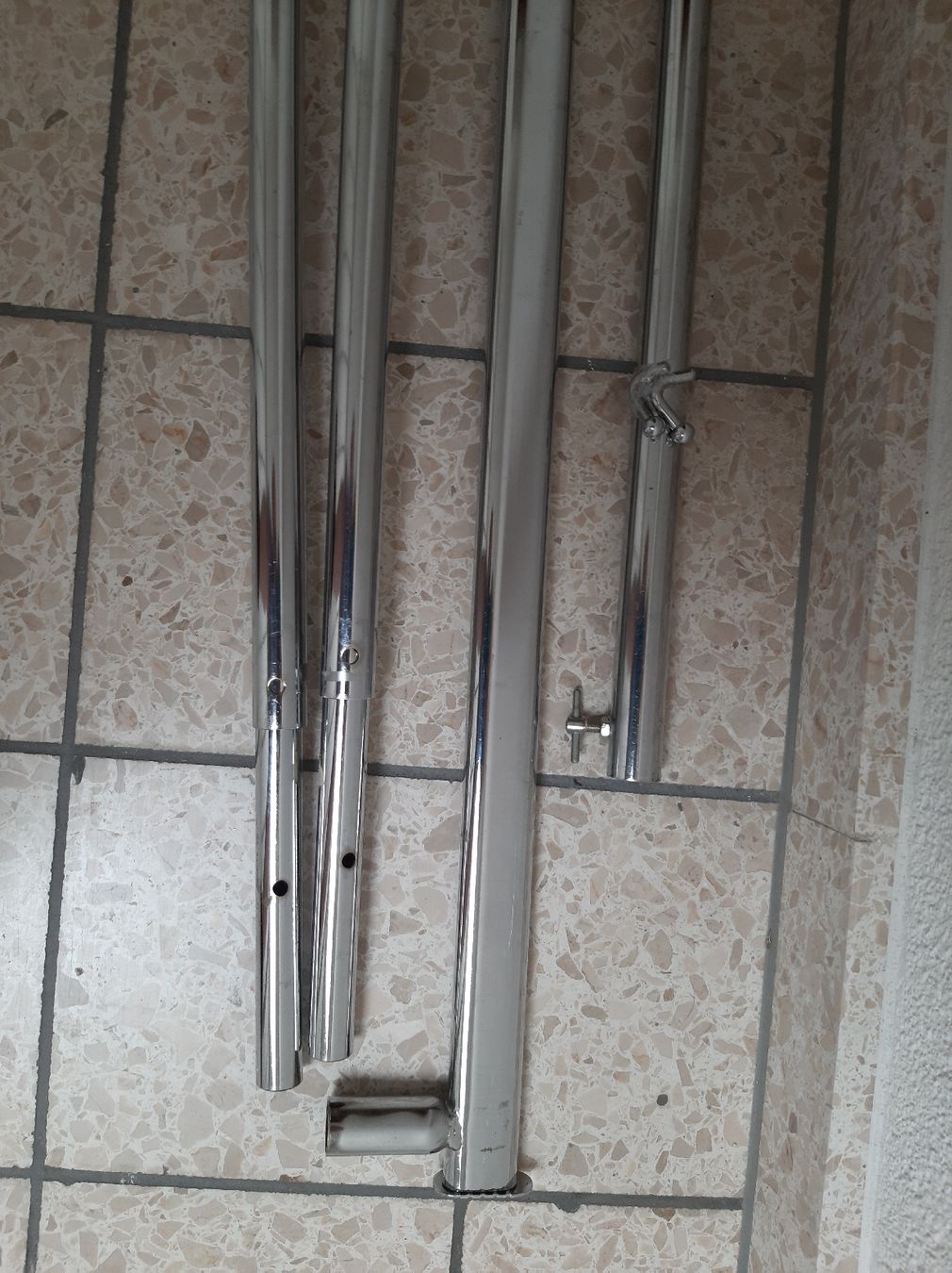 Altro in Decorazioni & Accessori: Kleiderständer Chrom mit Rollen, stabil und klappbar. – Usato da Hochdorf venduto da Amazone0 3